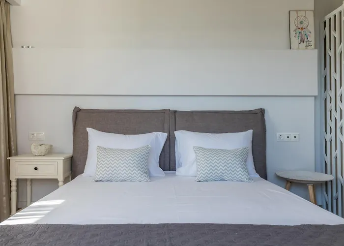 Mangie - Private Pool, Sleeps 11