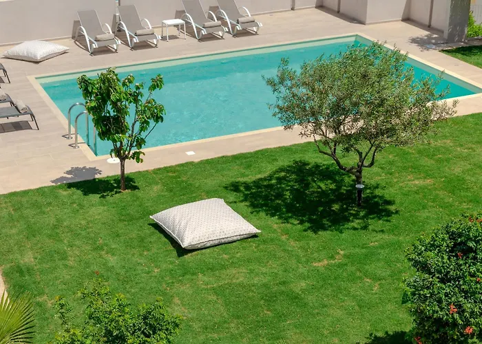 Mangie - Private Pool, Sleeps 11