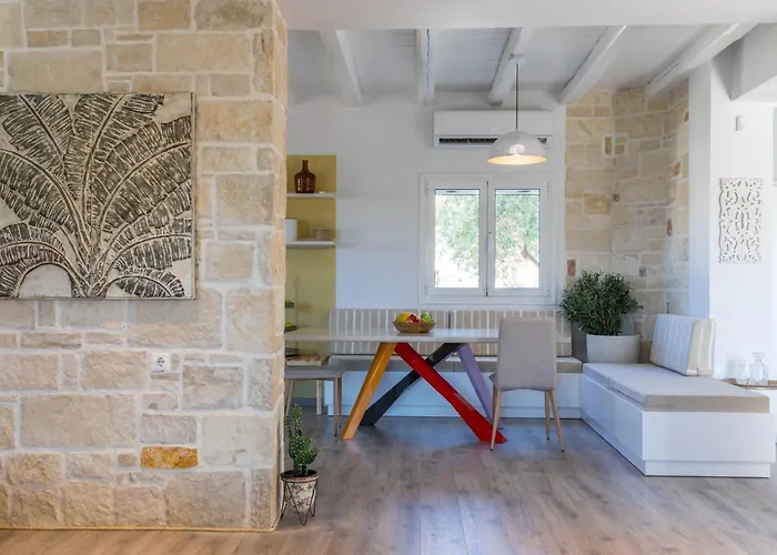 Mangie - Private Pool, Sleeps 11